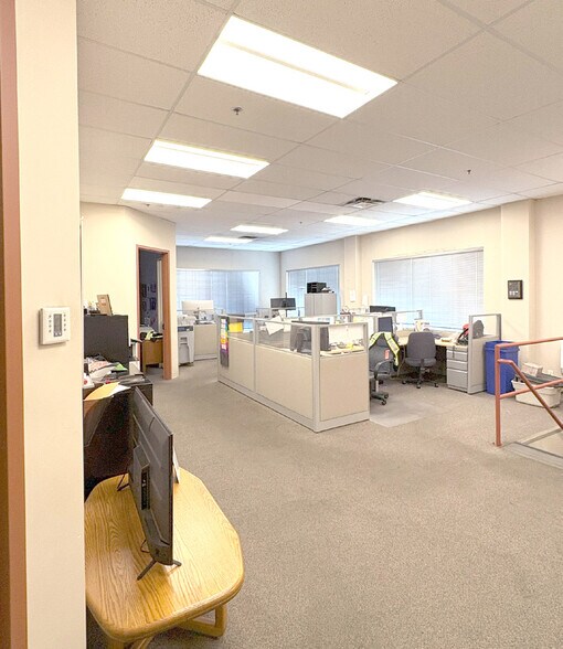 More Photos Of 5334 Lougheed Hwy, Burnaby Warehouse For Lease