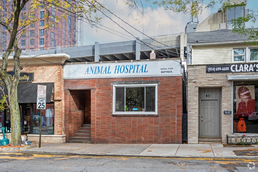 More Photos Of 17 W Grand St, Mount Vernon Veterinarian Kennel For Sale