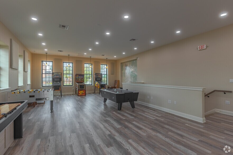 More Photos Of 117 San Augustine St, Center Office For Sale