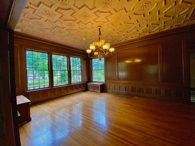 More Photos Of 219 N Broadway St, Tupelo General Retail For Lease