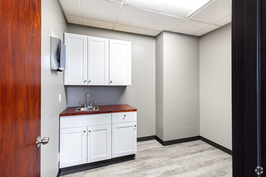 More Photos Of 4240 Blue Ridge Blvd, Kansas City Office For Lease