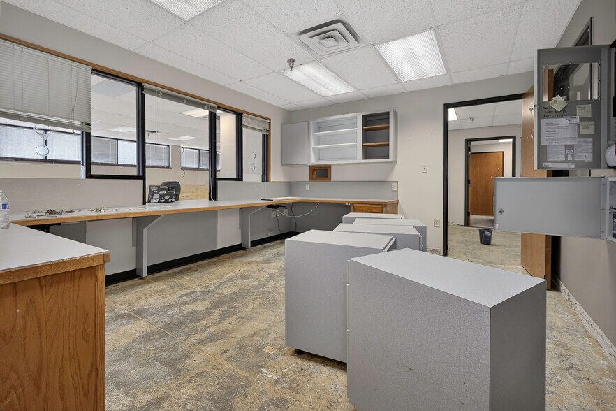 More Photos Of 1400 N Kennedy Ave, Shawnee Office For Sale