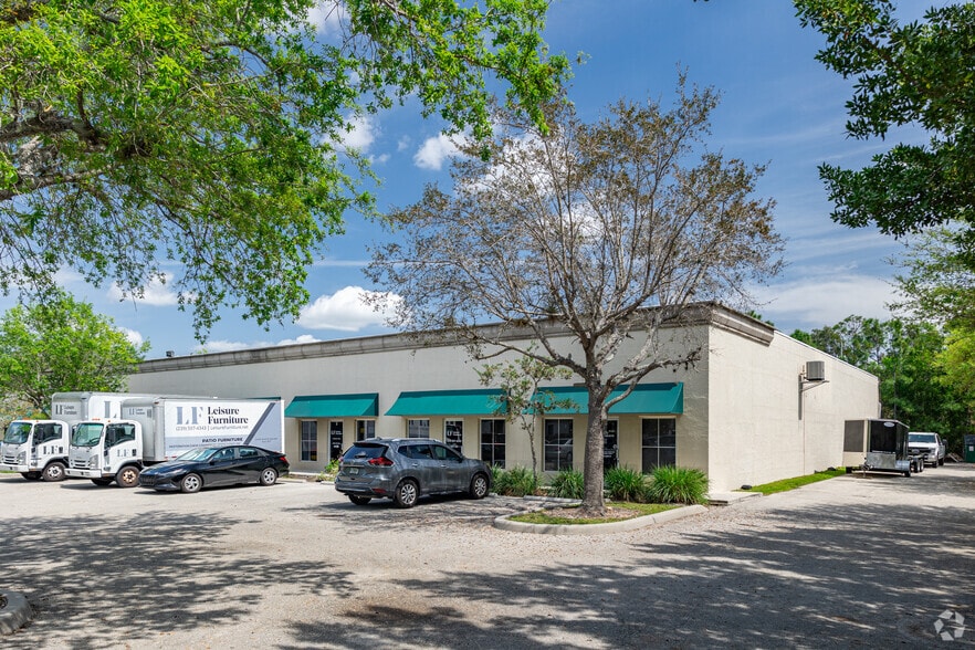 More Photos Of 1076 Business Ln, Naples Showroom For Sale