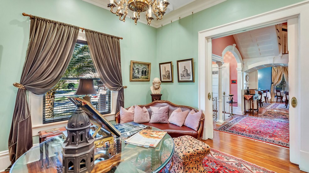 More Photos Of 119 E 37th St, Savannah Restaurant For Sale