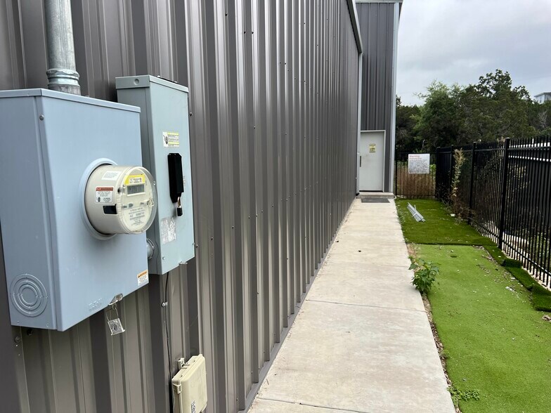 More Photos Of 15002 Iowa St, Austin Warehouse For Lease