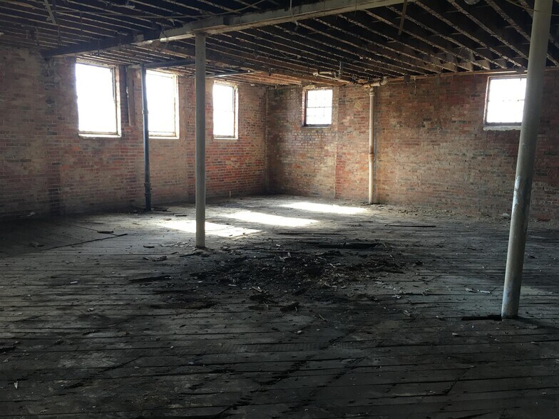 More Photos Of 1 Public Square Red Boiling Springs Sq, Lafayette Flex For Sale