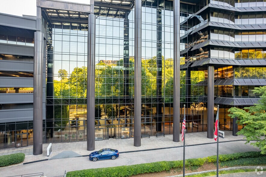 More Photos Of 3 Ravinia Dr, Atlanta Office For Lease