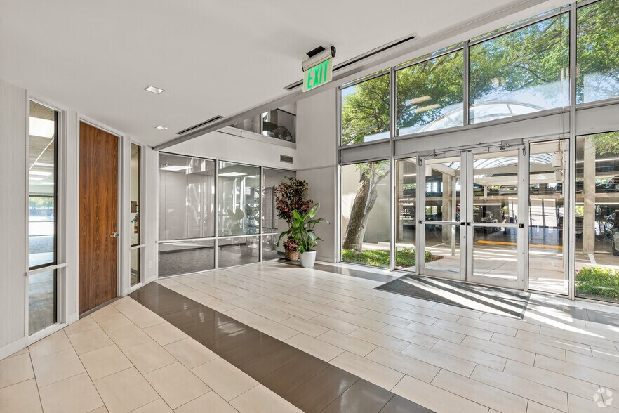 More Photos Of 1112 E Copeland Rd, Arlington Office For Lease