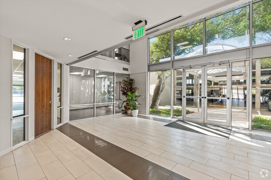 More Photos Of 1112 E Copeland Rd, Arlington Office For Lease