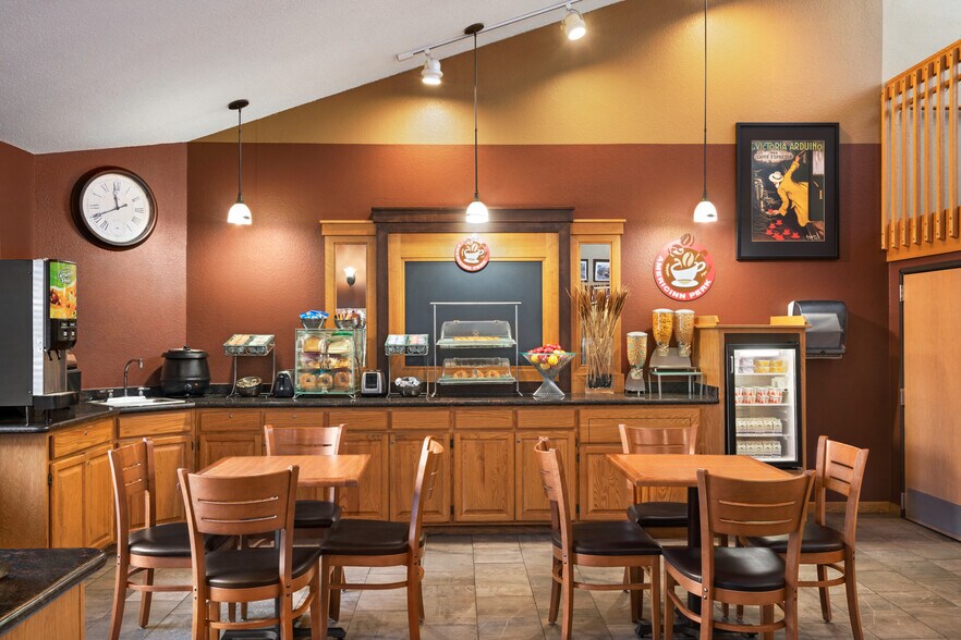 More Photos Of 777 Highway 10 E, Detroit Lakes Hotel For Sale