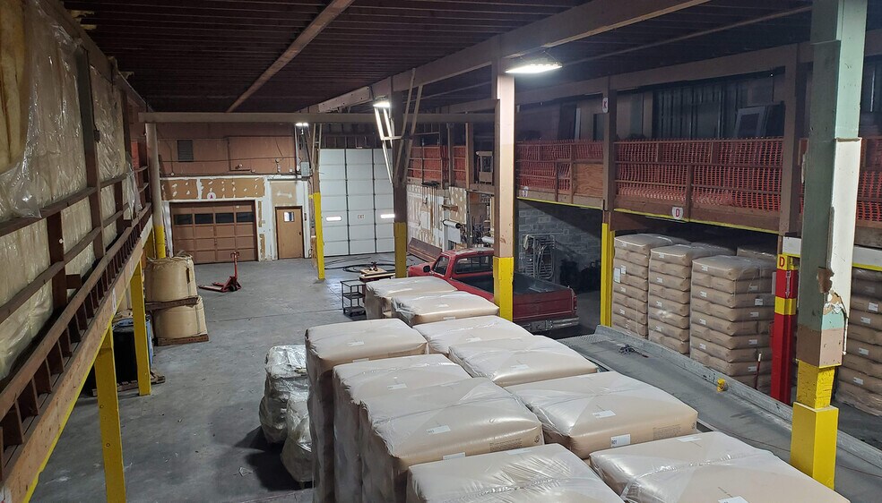 More Photos Of 204 Lecompton Rd, Perry Manufacturing For Lease
