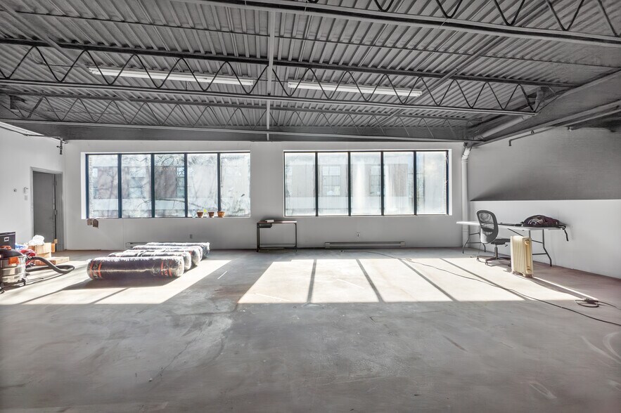 More Photos Of 403-409 Rue Saint-Roch, Montréal Warehouse For Sale
