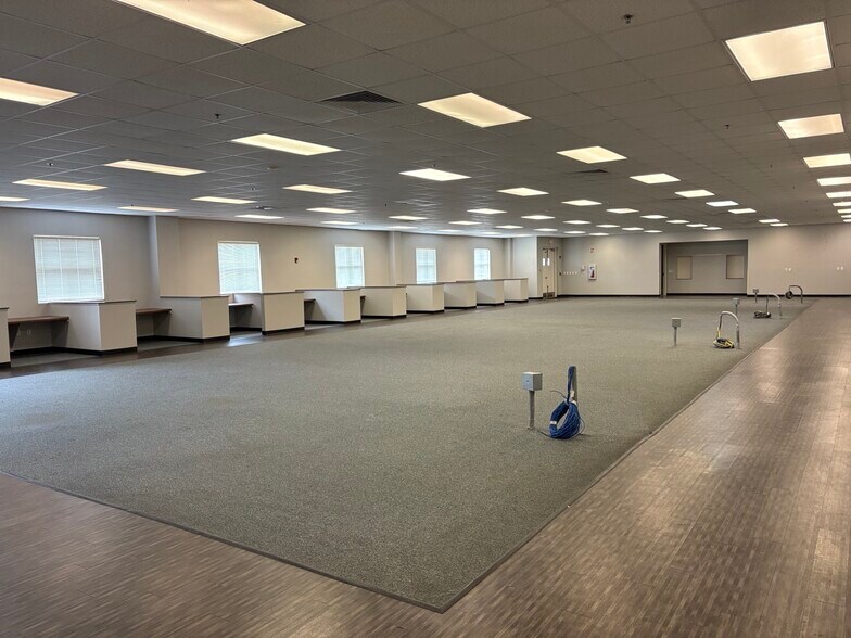 More Photos Of 201 Triple Diamond Blvd, North Venice Warehouse For Lease