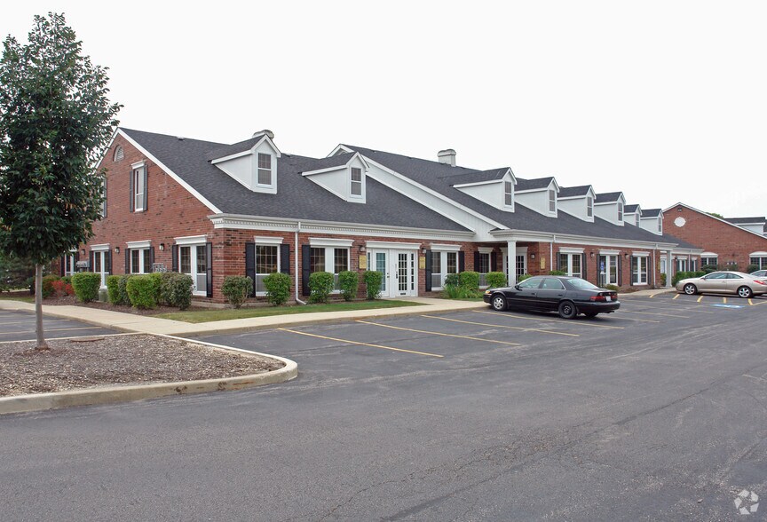 More Photos Of 33 W Higgins Rd, South Barrington Unknown For Lease