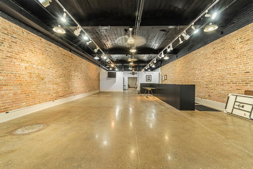 More Photos Of 818 North Blvd, Oak Park General Retail For Sale