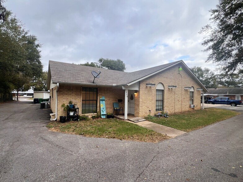 More Photos Of 602 S Jackson St, Brenham Apartments For Sale