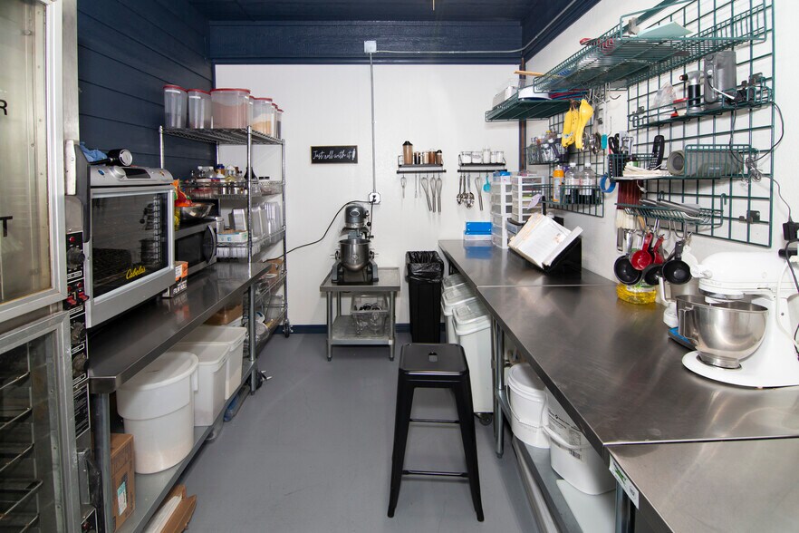 More Photos Of 407 W Main St, Marlow Restaurant For Sale