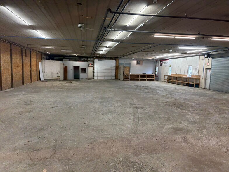 More Photos Of 500 Commerce Dr, Lakeville Flex For Lease