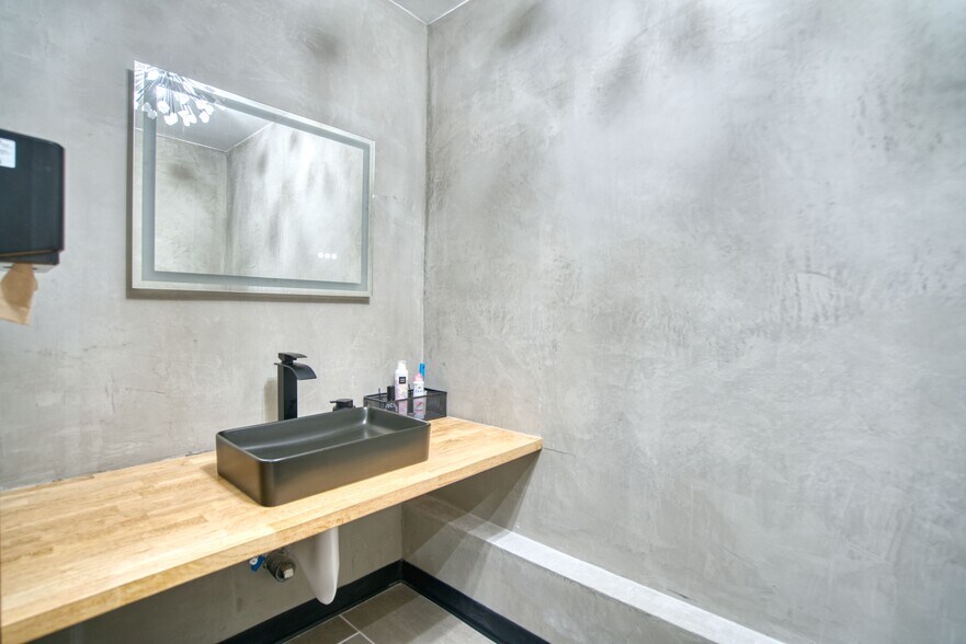 More Photos Of 2027-2035 Broadway, Boulder General Retail For Sale