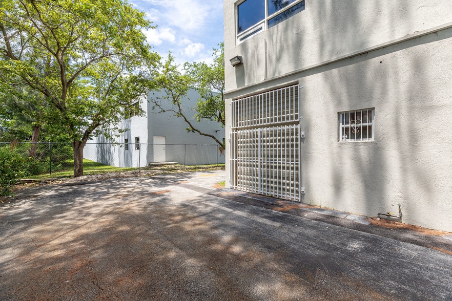 More Photos Of 2441 NW 93rd Ave, Miami Showroom For Sale