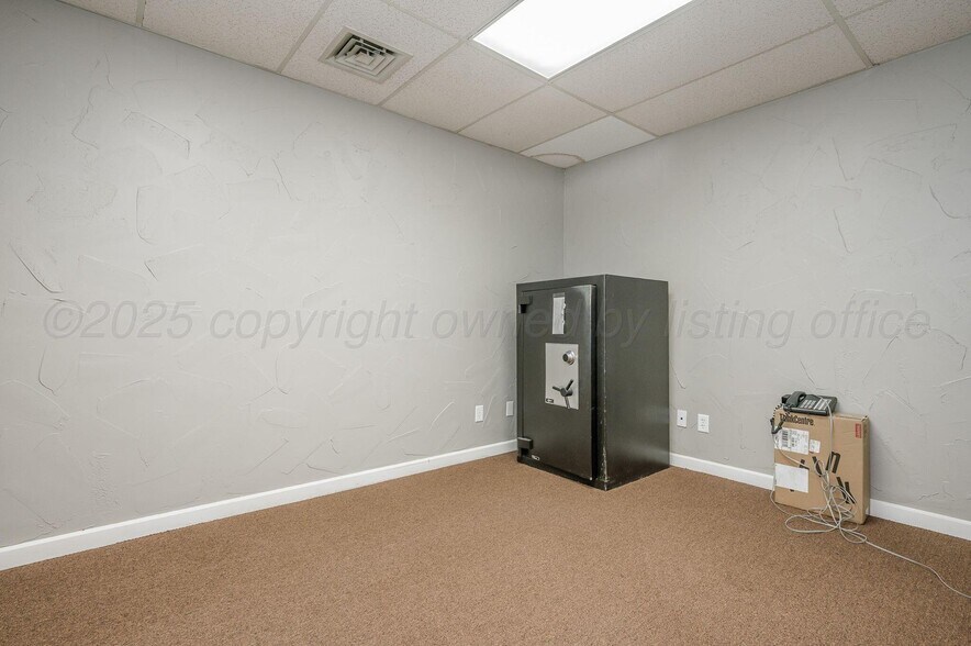 More Photos Of 1505 N Banks St, Pampa Office For Sale