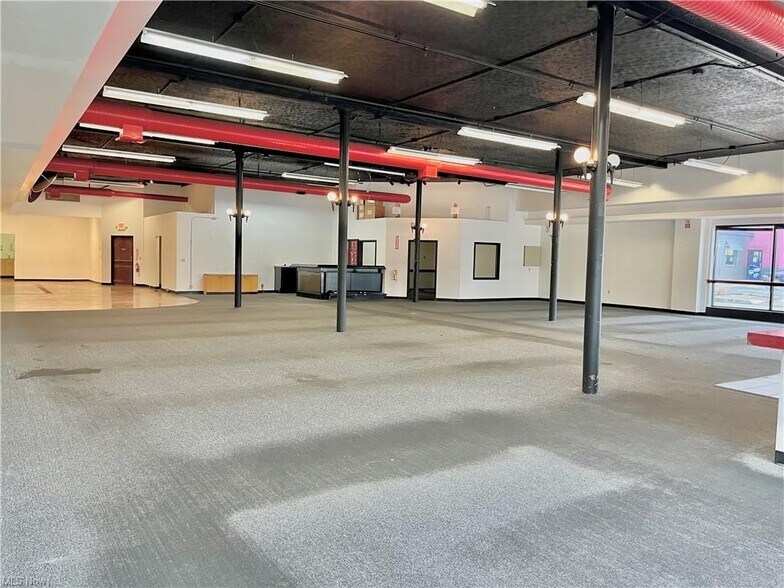 More Photos Of 641 Lincoln Way W, Massillon Showroom For Lease