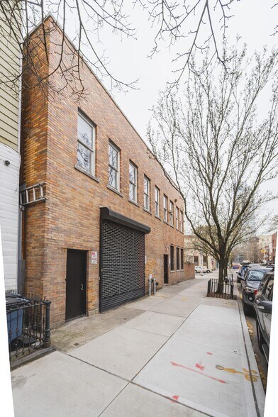 More Photos Of 102-106 Calyer St, Brooklyn Office For Sale
