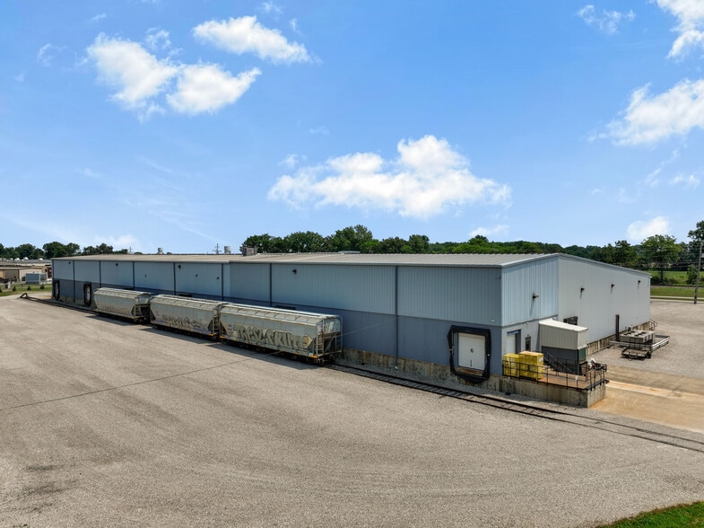 More Photos Of 400 Great Lakes Pky, Bellevue Warehouse For Sale