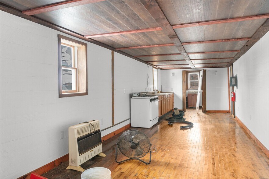 More Photos Of 102 S Richmond St, Fleetwood Warehouse For Sale