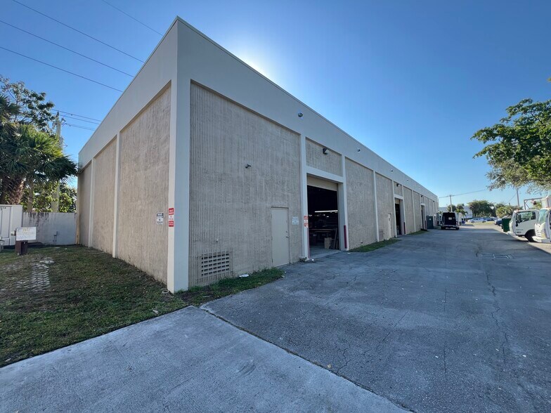 Primary Photo Of 4099 N Dixie Hwy, Boca Raton Light Manufacturing For Lease