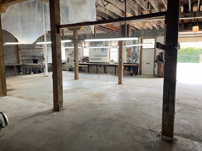 More Photos Of 904 W 3rd St, Washington Office For Sale