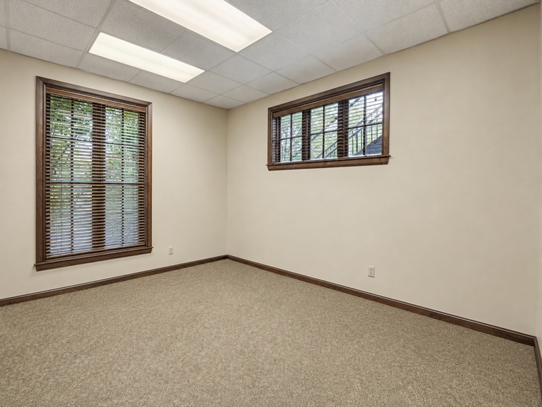 More Photos Of 16301-16305 N May Ave, Edmond Office For Lease