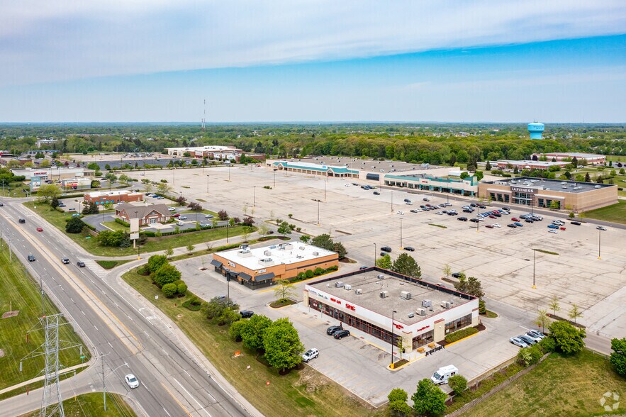 More Photos Of 400 E Rollins Rd, Round Lake Beach General Retail For Lease