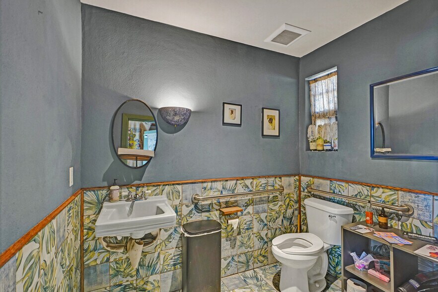 More Photos Of 12831 W Dixie Hwy, North Miami Freestanding For Sale