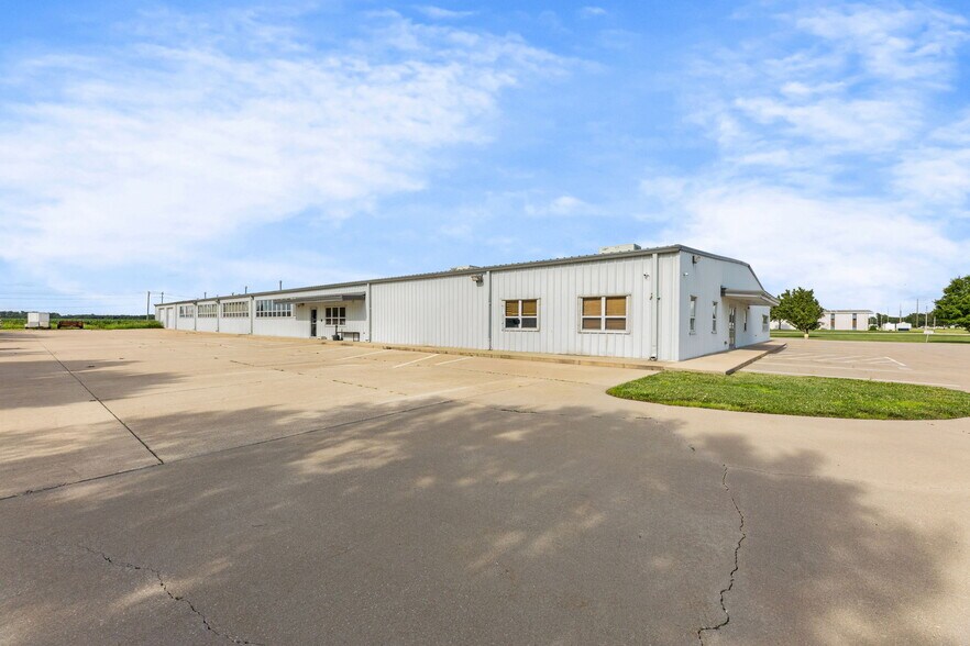 More Photos Of 900 W Miller Rd, Iola Manufacturing For Sale