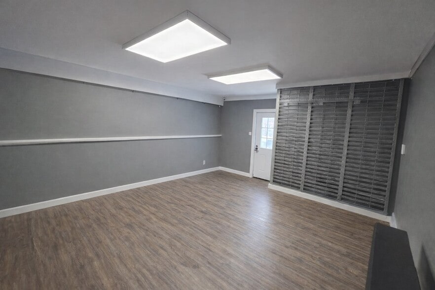 More Photos Of 241 Erie St, Waverly Flex For Sale