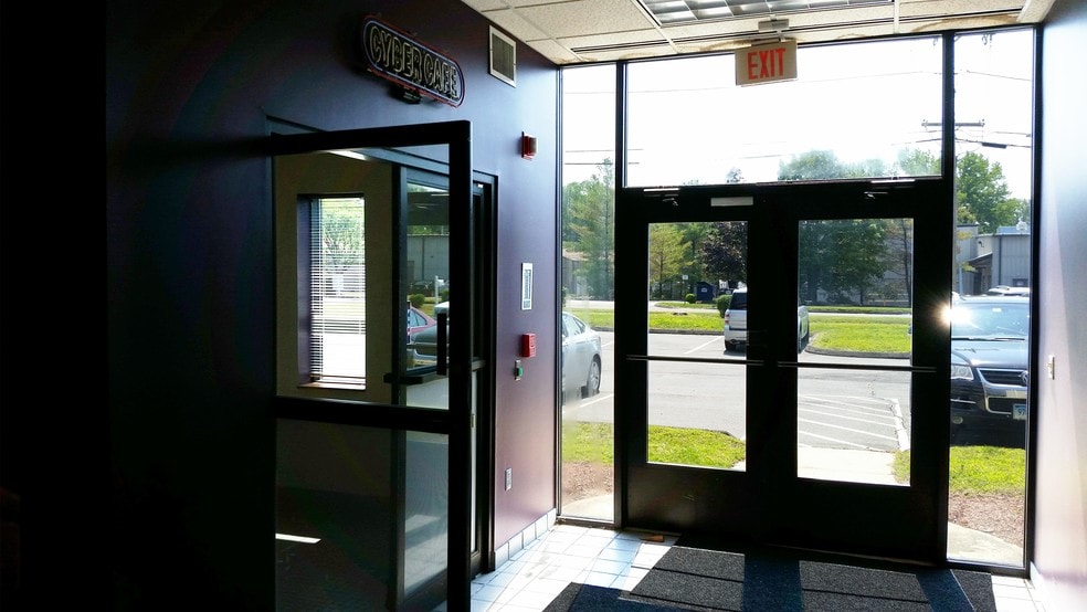 More Photos Of 12 Corporate Dr, North Haven Flex For Lease