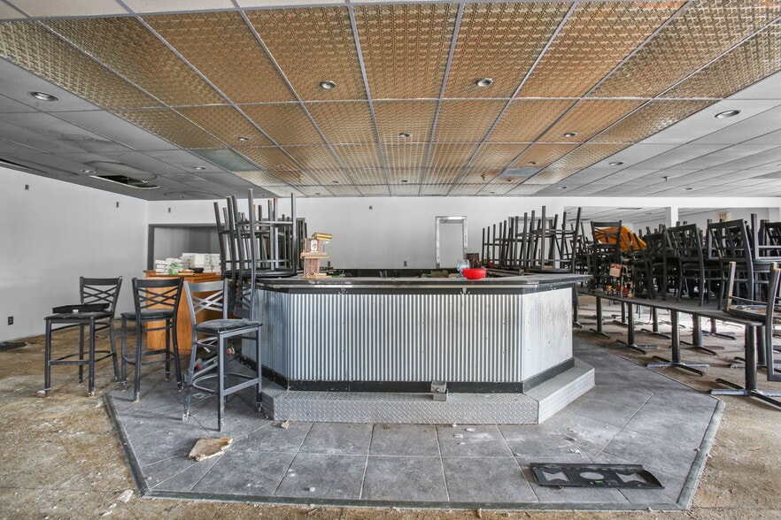 More Photos Of 8432 Noble Ave, Minneapolis Bar For Sale