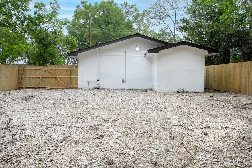 More Photos Of 2410 Angeline St, Kilgore Freestanding For Lease