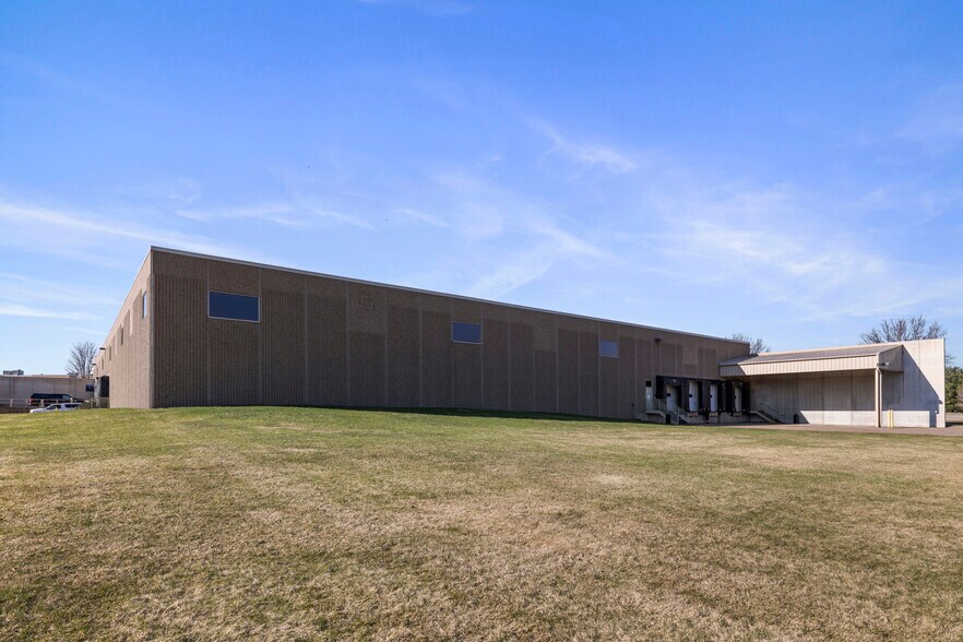 More Photos Of 610 Whitetail Blvd, River Falls Warehouse For Lease