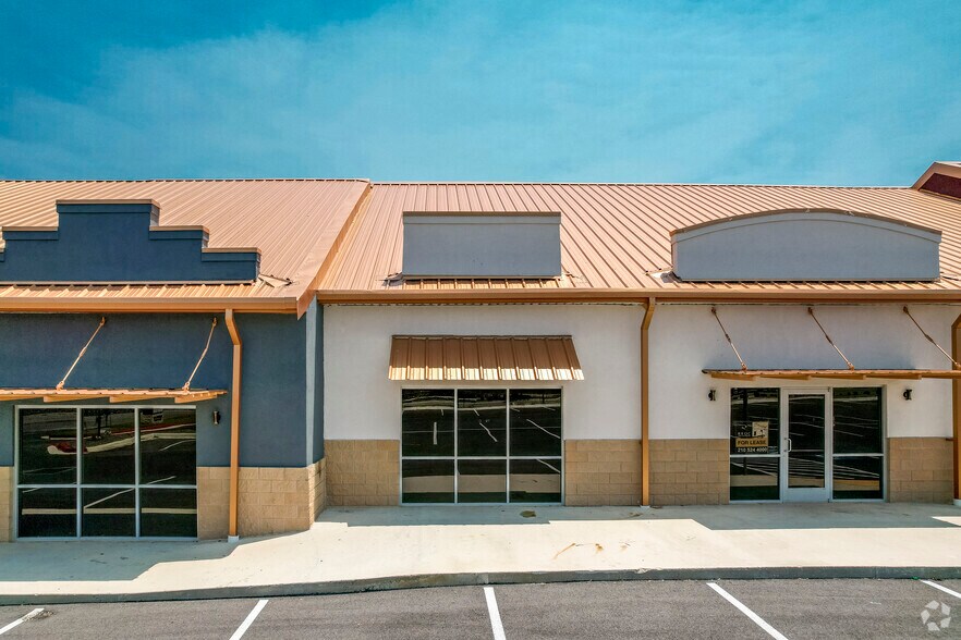 More Photos Of 2009 S Walnut Ave, New Braunfels Storefront For Lease