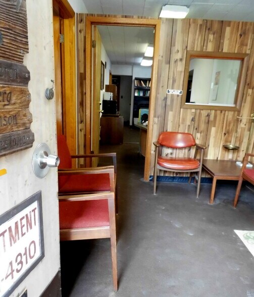 More Photos Of 406 Missouri Ave, East Saint Louis Office For Sale