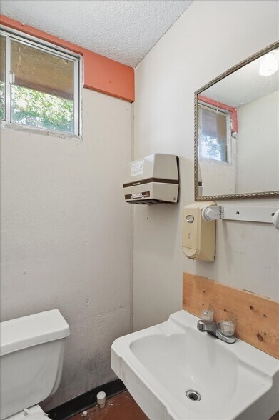 More Photos Of 1077 Duncan Dr, Edwards General Retail For Sale