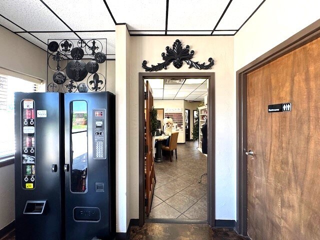 More Photos Of 9414 Westgate Rd, Oklahoma City Office For Sale