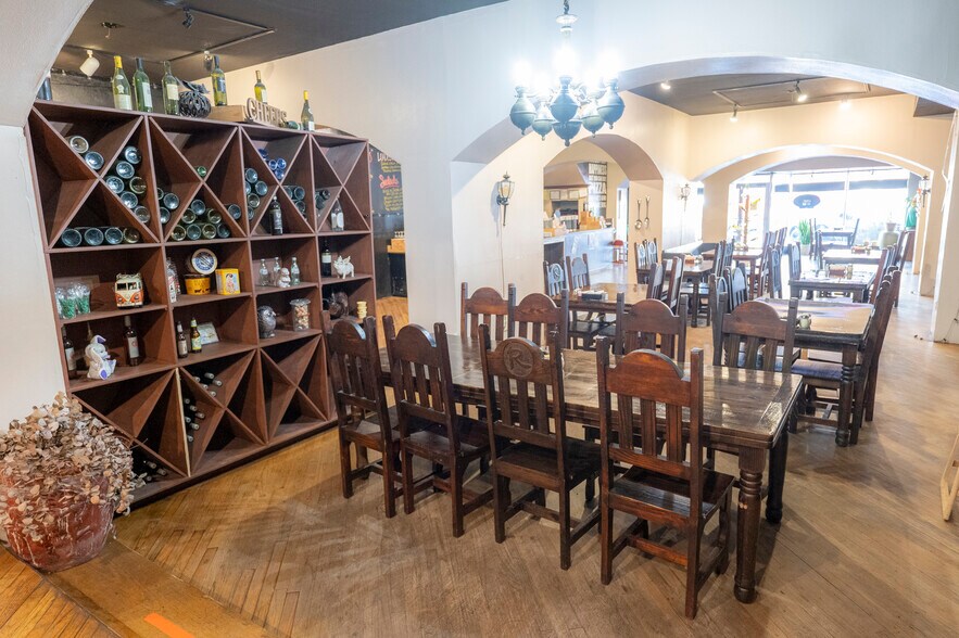 More Photos Of 104 E Alamo St, Brenham Storefront Retail Residential For Sale