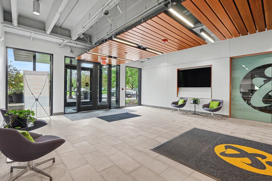 More Photos Of 1025 Ashworth Rd, West Des Moines Office For Sale