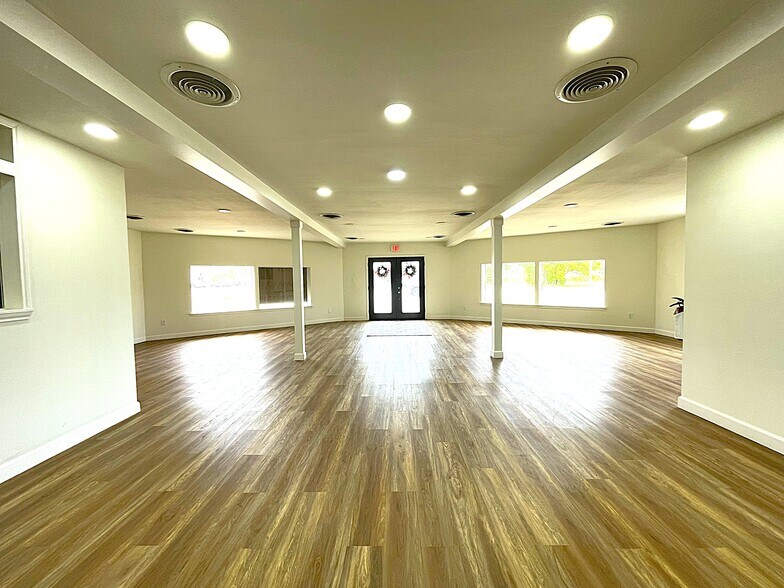 More Photos Of 449 S 17th St, West Columbia Office For Sale