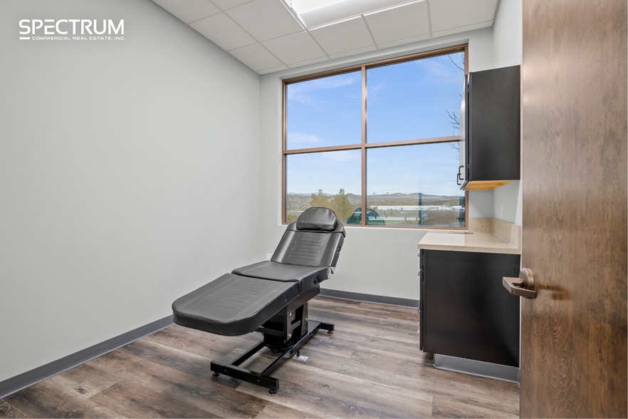 More Photos Of 21050 Centre Pointe Pky, Santa Clarita Medical For Lease