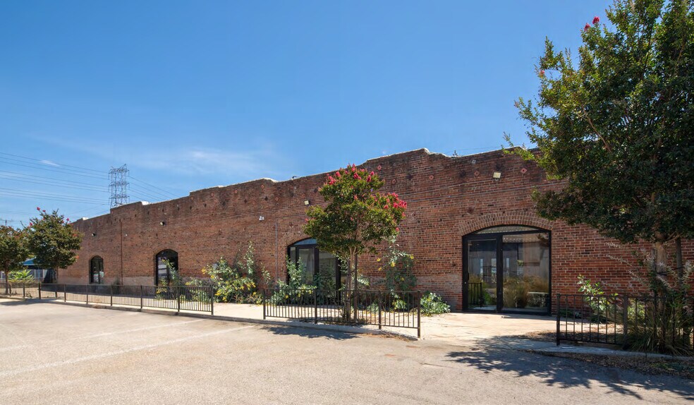 More Photos Of 2159 Bay St, Los Angeles Unknown For Lease
