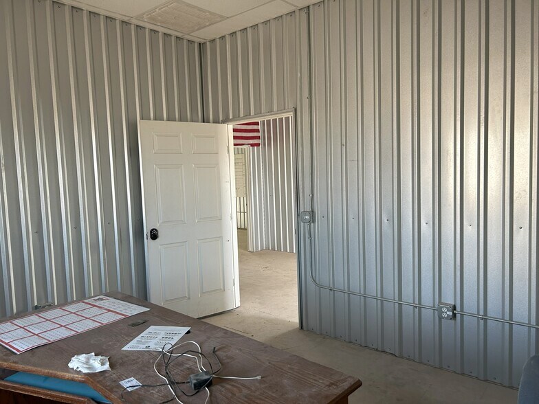 More Photos Of 2086 Oil Mill Rd, Pecos Warehouse For Lease